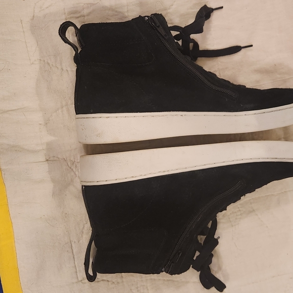 Vionic - Picture 4 of 5